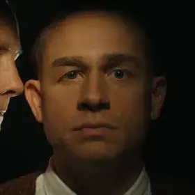 Charlie Hunnam jako sériový vrah v sérii Monstrum: Příběh Eda Geina.