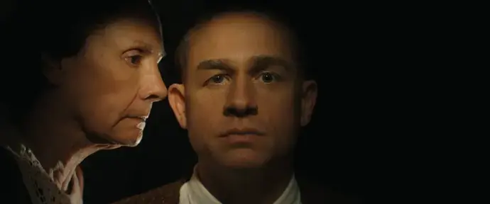 Charlie Hunnam jako sériový vrah v sérii Monstrum: Příběh Eda Geina.