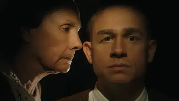 Charlie Hunnam jako sériový vrah v sérii Monstrum: Příběh Eda Geina.