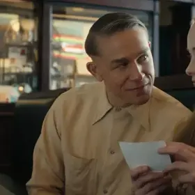 Charlie Hunnam jako sériový vrah v sérii Monstrum: Příběh Eda Geina.