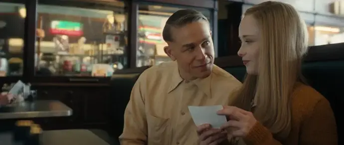 Charlie Hunnam jako sériový vrah v sérii Monstrum: Příběh Eda Geina.