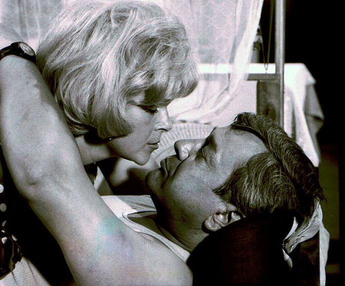 Společně je můžete vidět v krimi filmu Kdo přichází před půlnocí. Na snímku je Ivanka Devátá a její partner, Josef Vinklář. Další snímky v galerii jsou záběry z tohoto filmu z roku 1979.