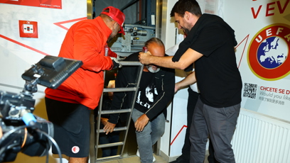 FOTO: Kapela Elán a její neobyčejný příchod na tiskovou konferenci.