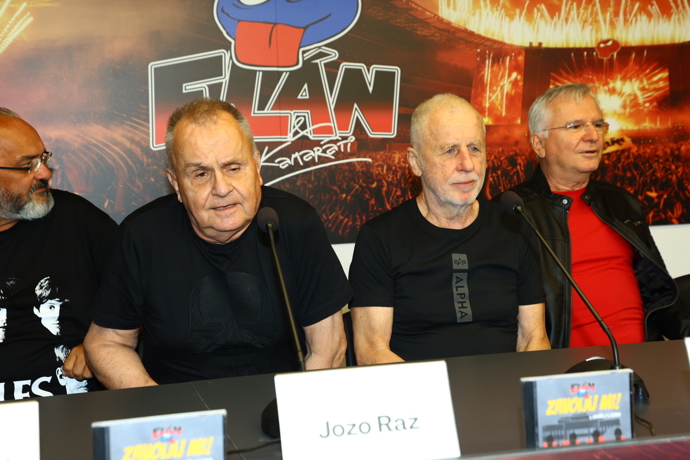 Jediný Jožo Ráž čekal v místnosti.