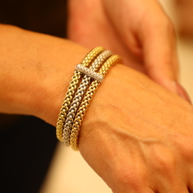 Tento zlatý náramek s diamanty si herečka sama pořídila ke svým padesátinám. 