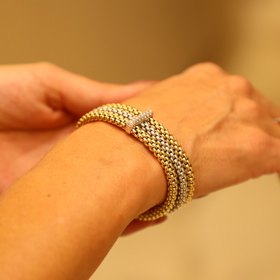 Skvost v ceně přesahující sto tisíc korun pochází právě z klenotnictví Halada v pražské Pařížské ulici. 