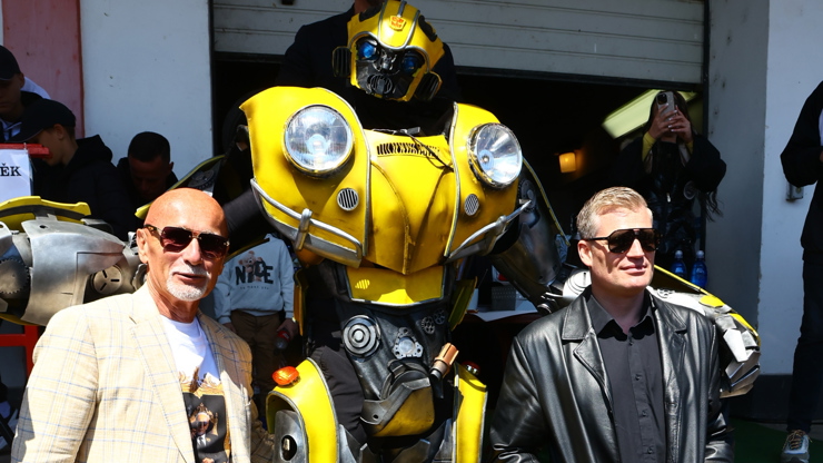 Filip Turek a Richard Chlad se fotí s robotem.