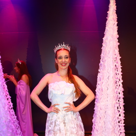 Sarah Caroline v roli princezny.