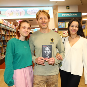 Viktorie Janečková, Karel Janeček a Lilia Khousnoutdinová společně zavítali na křest knihy. 