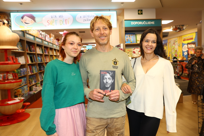 Viktorie Janečková, Karel Janeček a Lilia Khousnoutdinová společně zavítali na křest knihy. 