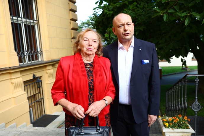 Livia Klausová vsadila na červenou. 