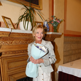 Vilma Cibulková s květinou. 