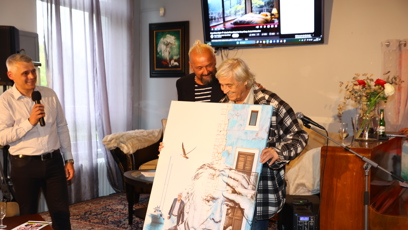 FOTO: Zdeněk Žák obdržel svůj obraz, který se vystavil ve Strašnickém divadle.