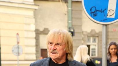 FOTO: Mezi prvními hosty se ve strašnickém krematoriu objevil Karel Vágner.