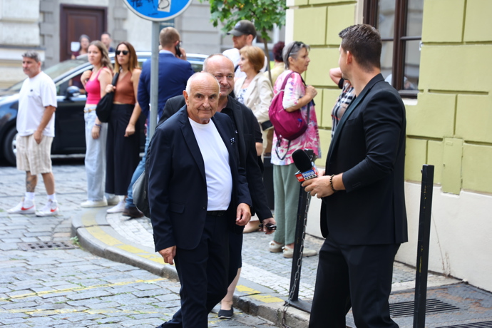 Zádušní mše za Jiřího Krampola si nenechala ujít celá řada známých tváří.