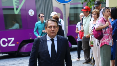 FOTO: Jiří Paroubek přichází na zádušní mši za Jiřího Krampola.