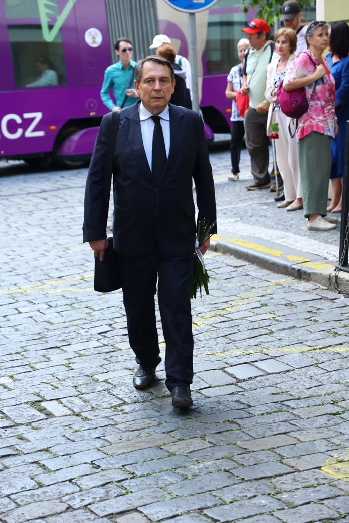 Jiří Paroubek přichází na zádušní mši za Jiřího Krampola.