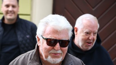 FOTO: Zpěvák Milan Drobný měl vidět přístroj na měření srdce.