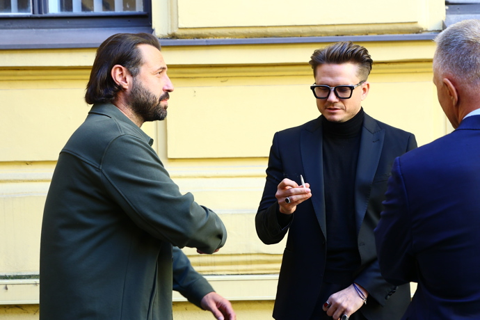 Ondřej Brzobohatý si dal cigaretu.