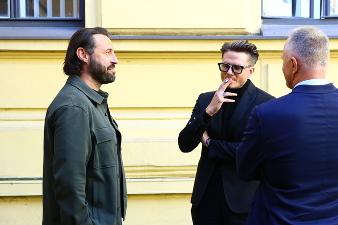 Ondřej Brzobohatý si dal cigaretu.