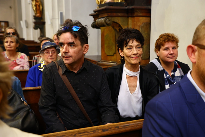 Monika Kvasničková v kostele.