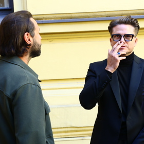 Ondřej Brzobohatý si dal cigaretu.