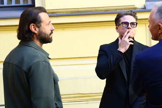 Ondřej Brzobohatý si dal cigaretu.