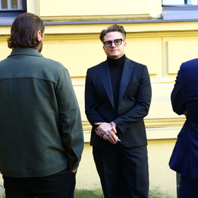 Ondřej Brzobohatý si dal cigaretu.