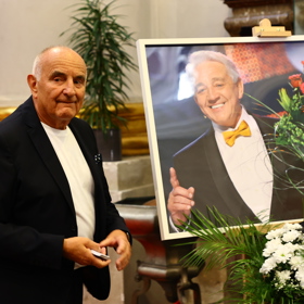 Miloš Schmiedberger uspořádal zádušní mši v kostele sv. Tomáše. 