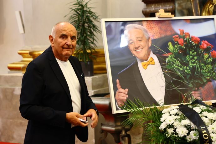 Miloš Schmiedberger uspořádal zádušní mši v kostele sv. Tomáše. 