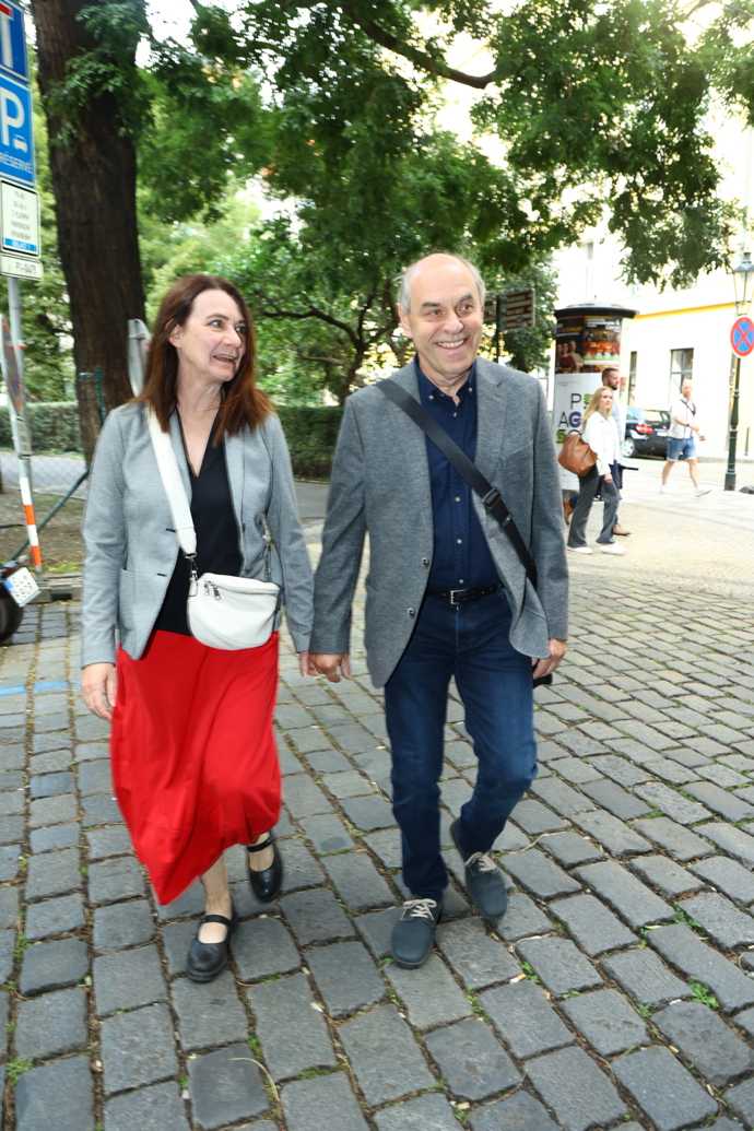 Na projekci prvního dílu seriálu Milionáři přišel Miroslav Táborský v doprovodu své ženy Kateřiny.