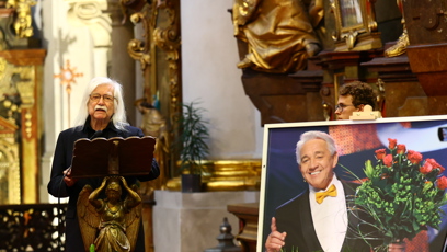 FOTO: Čtení z bible se ujal básník a  spisovatel Josef Fousek.