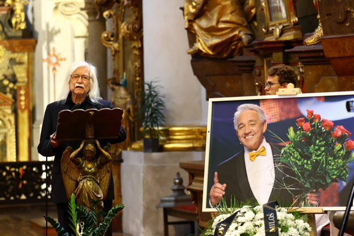 Čtení z bible se ujal básník a  spisovatel Josef Fousek.