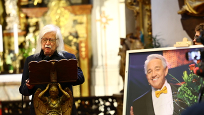 FOTO: Čtení z bible se ujal básník a  spisovatel Josef Fousek.