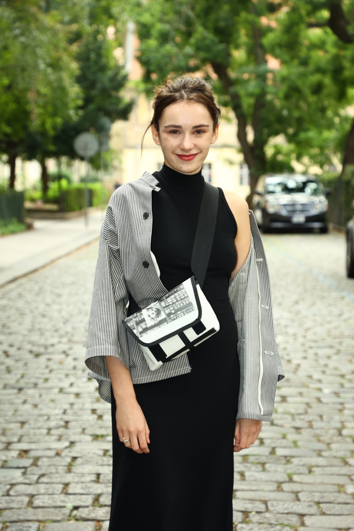 Křehká Marie Anna vypadá mladší, ale má čtyřiadvacet let a dokončuje studia DAMU. 