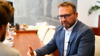 FOTO: Marian Jurečka vysvětloval své kroky v úřadu.