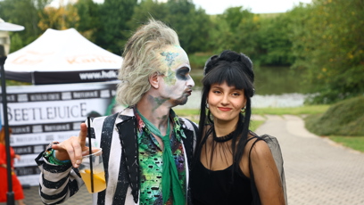 FOTO: Ines Ben Ahmed jako Lydie a Jan Sklenář jako Beetlejuice.