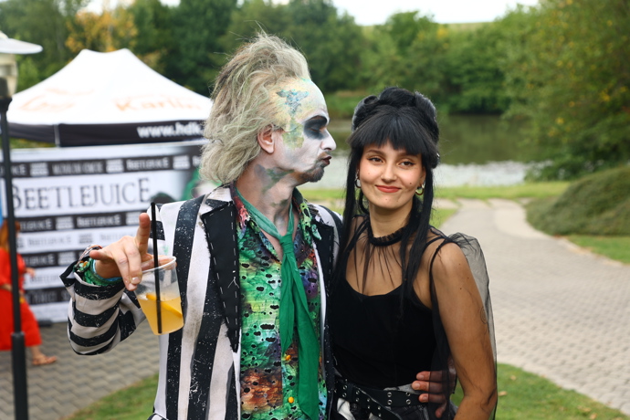Ines Ben Ahmed jako Lydie a Jan Sklenář jako Beetlejuice.
