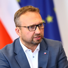 Marian Jurečka občasně premiérovy skáče do řeči.