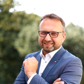Bývalý ministr práce a sociálních věcí Marian Jurečka novelu označil jako "zákon o zadlužení ČR".
