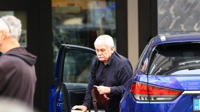 FOTO: Karel Šíp se vozí v luxusním voze Lexus.