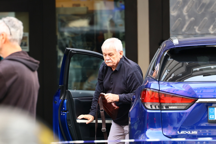 Karel Šíp se vozí v luxusním voze Lexus.