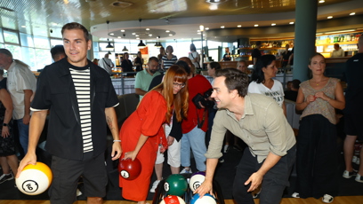 FOTO: Herec David Gránský a Ondřej Rychlý si zahráli bowling.
