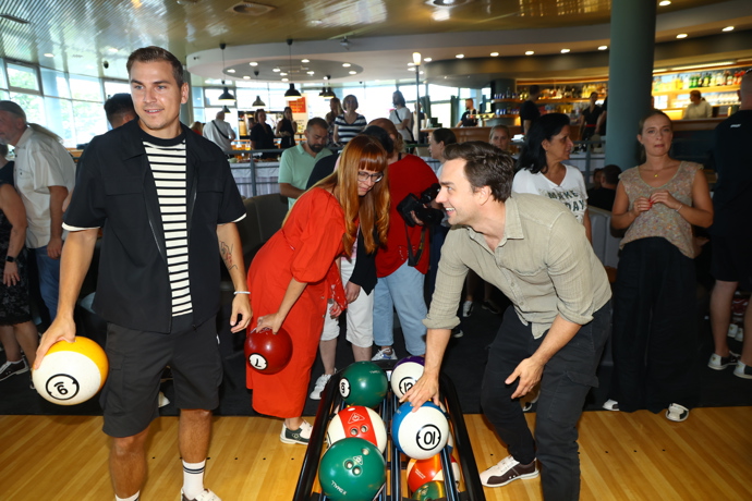 Herec David Gránský a Ondřej Rychlý si zahráli bowling.