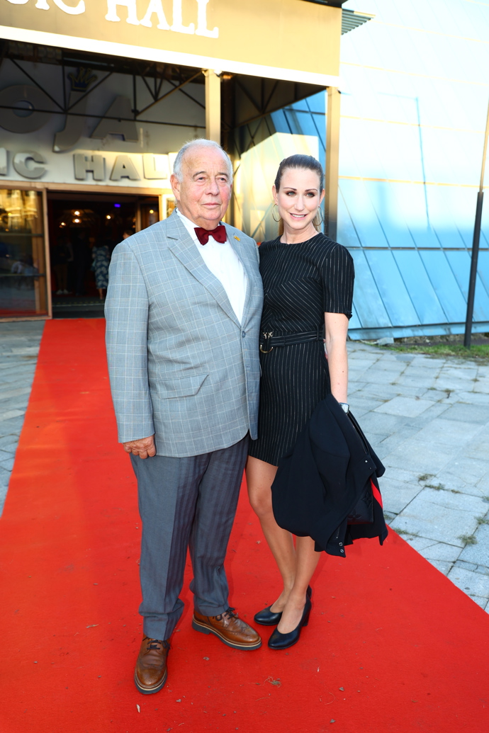 Jeho partnerka Romana Fenclová vynesla černé minišaty. 