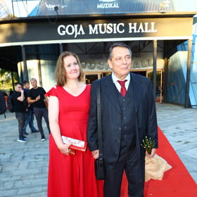 Jiří Paroubek s partnerkou na premiéře Plesu upírů. Gabriela zvolila rudé šaty.