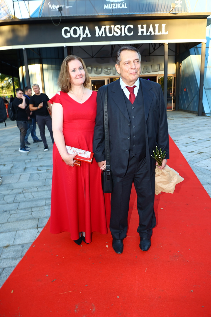 Jiří Paroubek s partnerkou na premiéře Plesu upírů. Gabriela zvolila rudé šaty.