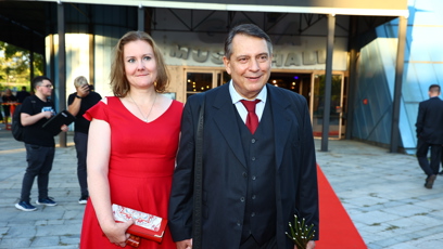 FOTO: Jiří Paroubek zavítal s partnerkou na premiéru Plesu upírů.