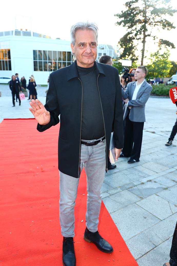 Moderátor Slávek Boura přišel na slavnostní premiéru v džínách. 