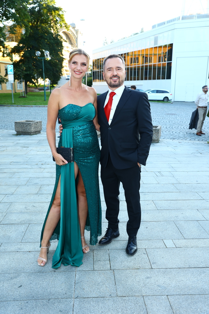 Monika Sommerová oblékla smaragdově zelené šaty korzetového střihu. 